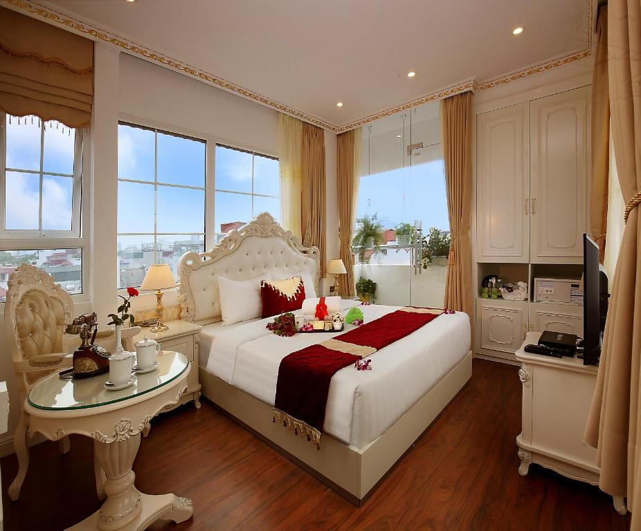 Golden Moon Suite Hotel